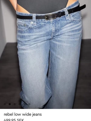 Rebel low wide jeans  - Från Gina tricot! Knappt använt dom, slut i alla storlekar överallt . Är 169 o har 38 vanligtvis o dessa passar bra