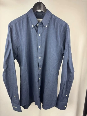 JOHN HENRIC SKJORTA - 🌸 INFO OM PLAGGET 🌸  ☑️ Märke: John Henric ☑️ Storlek: 39/Medium ☑️ Färg: Mörkblå ☑️ Skick: ⭐⭐⭐⭐⭐  ✨ Detaljer: ☐ Inga hål ☐ Inga fläckar ☐ Nytvättad ☐ Rökfritt hem ☐ Djurfritt hem  📏 Passform: ☑️ Normal   📦 Skickas snabbt. 💬 Skriv gärna om du vill ha fler bilder eller mått. 🤍 Paketrabatt vid köp av flera annonser. 🌟 Titta gärna på mina andra annonser!