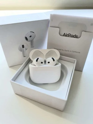 Airpods 4 med brusreducering - Säljer ett par vita Apple AirPods 4(ANC) med laddningsetui. De är trådlösa in-ear hörlurar med stilren design och levereras i originalförpackning. Perfekta för musik, samtal och träning tack vare sin kompakta form och smidiga laddningscase. Säljs då jag använder andra hörlurar mer. 