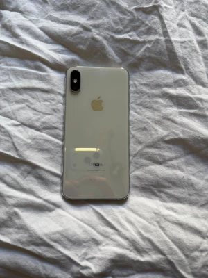 iPhone xs - Säljer denna iPhone XS som har 76% batteri hälsa och har 125 Gb den är använd i cirka 2 år. Hör gärna av er vid prisförslag🤝