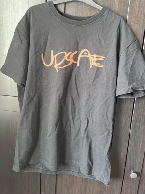 Upscale Travis Scott T-Shirt - Köpte på Zalando något år sedan och nu passar den mig inte längre, bättre att sälja än att slänga. Storlek S 🙏
