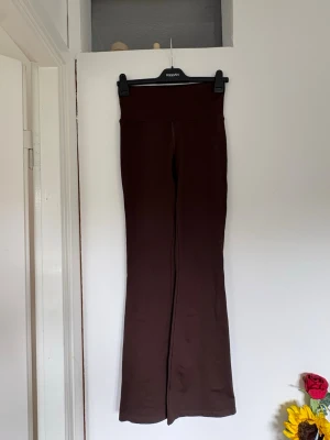 Träningstights flare - Säljer dessa ”balance seamless flare tights” från bikbok. Endast använda 2 gånger pga lite för långa för mig, därav i mycket bra skick! De är mörkbruna och har flaremodell. Superstretch pch scrunchad på rumpan för en snygg figurnära passform. Storlek M🤗