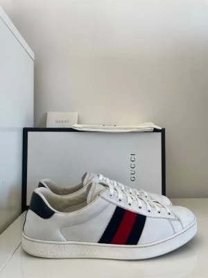 Gucci Ace Skor  - Säljer nu dessa Gucci Ace Skor i uk 10,5 som motsvarar 44,5, skriv för fler bilder/frågor🙌🏼