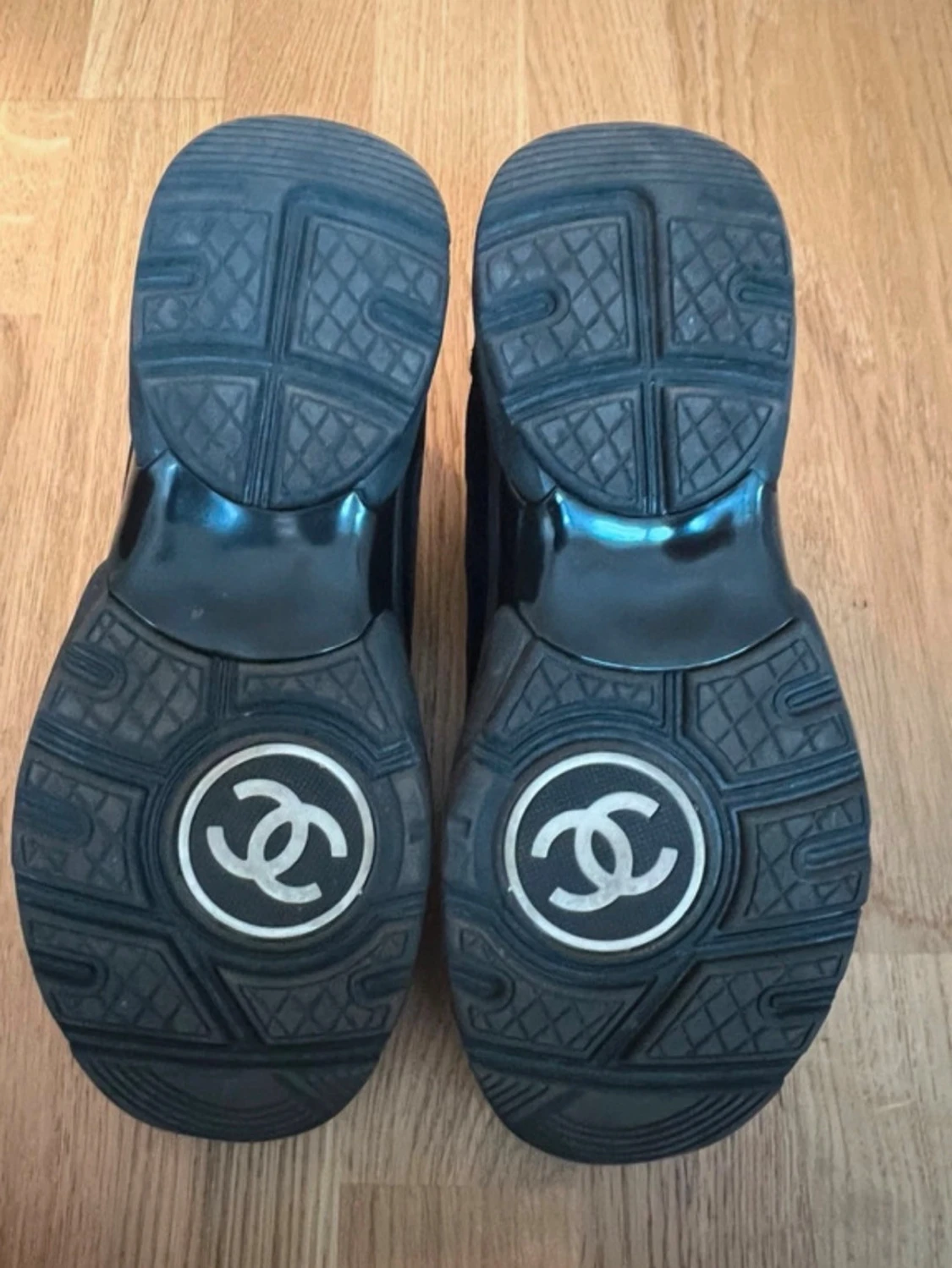 Svarta  sneakers med vit logga - 1
