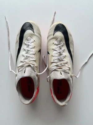 NIKE AIR ZOOM SG Elite - Säljer dessa par fotbollsskor med skruvdobb i okej skick. Har använt dem ett fåtal gånger, därav priset lågt. Jag har ingen kartong eller kvitto! Om du har frågor eller funderingar tveka inte att höra av dig till mig!