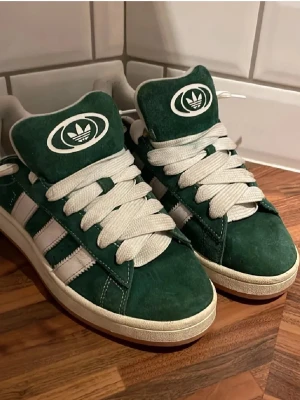 Gröna Adidas Campus - Säljer nu mina Adidas campus i storlek 43, bara använda 2-3 gånger så nytt skick utan några större defekter. 