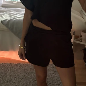 Svarta mjukisshorts - Svarta ribbade shorts med resår i midjan