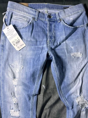 Dondup george jeans blåa med slitningar - Storlek 33 | passar dig 180-190 sitter som w32 | slim fit passform | fraktar alltid inom 24 timmar | hör av dig vid fundering:)