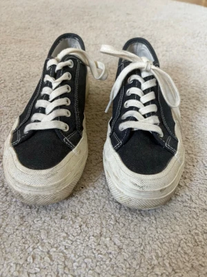 Zara sneakers - Super snygg sneakers från Zara med lite högre sula 