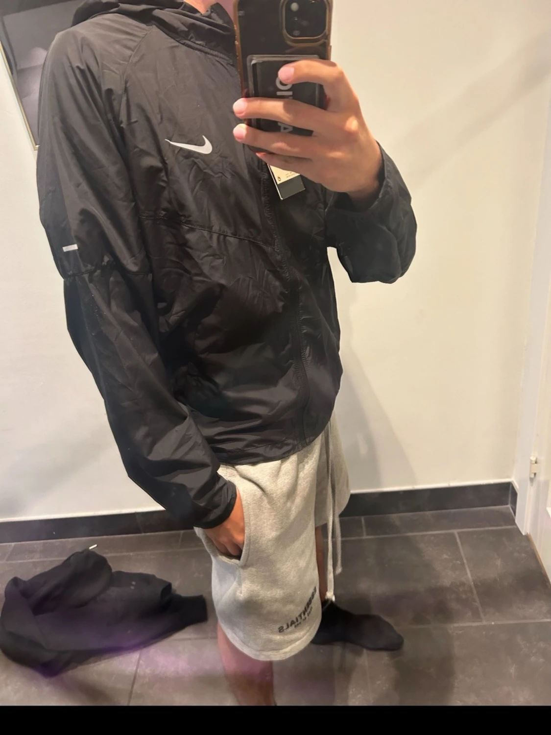 Svart vindjacka med huva från Nike - 4