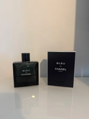 Blir de Chanel parfym - Säljer min blue de Chanel parfym! 100ml och det är ungefär hälften kvar, lite mindre! Sjukt fräsch doft som passar till alla årstider! Nypris 1200kr men säljer för 499! Sjukt bra pris! Skriv om det finns frågor!