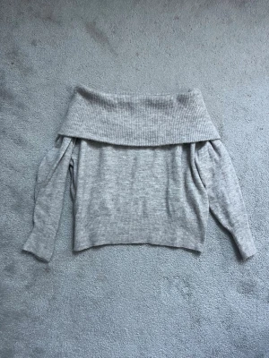 Stickad tröja  - Off shoulder stickad tröja från HM. Storlek M men jag skulle säga S. Greige färg. 