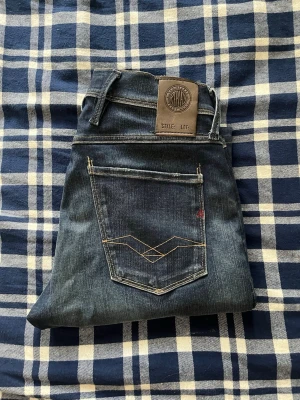 Replay jeans  - Replay Anbass jeans. . JAG SKICKAR EJ FLER BILDER NÄR JAG BÄR JEANSEN! för bättre inblick i passformen rekommenderar jag att googla på modellnamnet. För storleksguide kolla måtten noggrant då jeansen alltid kan vara uppsydda heller krympta och jag ej tar emot returer :) s6,2