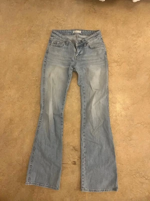 Ljusblå bootcut jeans - Säljer ett par ljusblå bootcut jeans från Gina. 60kr