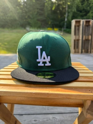 New Era 59FIFTY cap - Limited edition New Era 59FIFTY cap - LA. Etiketten finns ej kvar, men klistermärkena gör det. Den har bara probats på men aldrig burits runt. Storleken är 7 1/4 eller 57,7 cm.