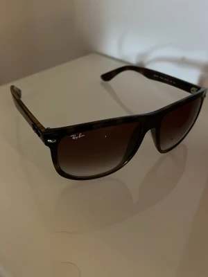 Ray-Ban bruna solglasögon wayfarer - Snygga solglasögon från Ray-Ban i klassisk wayfarer-modell. 