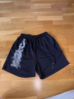 Shorts storlek XS - Shorts med tryck i storlek XS.  Kan förekomma lite lite noppror, men annars i mycket bra skick!