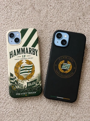 Hammarby mobilskal - alla iPhone och vissa Samsung modeller  - Hammarby mobilskal - Priset gäller 1  Vi har mobilskal till alla iPhone-modeller och även vissa Samsung-modeller, med snygga och unika Hammarby-inspirerade designer.  Passar bra om du vill ha något annorlunda än ett vanligt enfärgat skal och samtidigt visa ditt stöd för Hammarby.  Skriv vilken mobilmodell du har så kollar jag om den finns tillgänglig.  Priset gäller ett skal. 