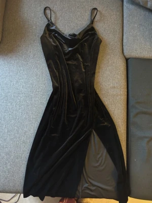 Svart Balklänning - Jätte fin svart balklänning från Urban outfitters I storlek XS. den är endast använd en gång och kostade originellt 800 kr 💞