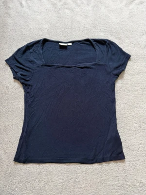 Mörkblå topp från Gina Tricot - Jag säljer en mörkblå topp från Gina Tricot, den är lite nopprig 