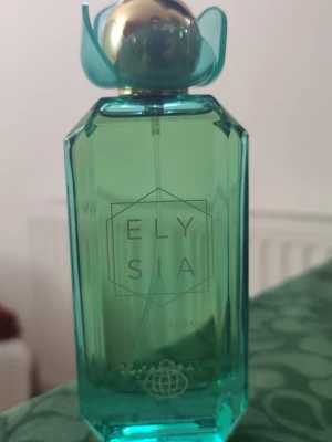 Fragrance World Elysia Sweet Banana  - Fragrance World Elysia Sweet Banana, 100ml från början, ca 97-98ml kvar, låda saknas. Skickar gärna med en gratis parfymsplitt/prov.