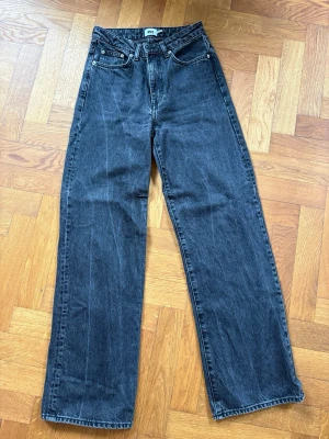 Svarta raka jeans i storlek S - Snygga svarta jeans med rak passform och klassisk femficksdesign från Lager157. Jeansen har hög midja och är tillverkade i ett robust denimtyg. Perfekta för dig som gillar en avslappnad och trendig stil.
