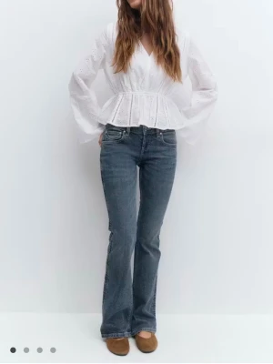Blå bootcut jeans med broderade fickor - Säljer ett par blå bootcut jeans med låg midja. Jag har sprättat upp dom där nere och jag är 176 och dom passar super bra. Använt fåtal gånger och i ett jätte bra skick💓