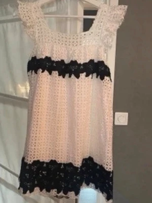 Spets klänning med detaljer från Zara  - Säljer min suuuper snygga klänning från Zara med spets detaljer i storlek m men passar även s , aldrig använd därav i helt nyskick ☺️ , finns ingenstans att få tag på ☺️ 