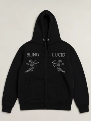 Svart hoodie med strasstenar och text - Säljer en svart hoodie med dragkedja och huva. På bröstet står det 'BLING LUCID' i strasstenar och under texten finns två änglar i samma stil. Hoodien har känguruficka och justerbar dragsko i huvan. Perfekt för dig som gillar streetwear och detaljer.