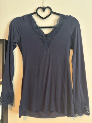 Mörkblå intimissimi tröja - Mörkblå intimissimi tröja i storlek s i väldigt bra skick. Har en liten defekt som knappt märks av (se på sista bilden). Pris går att diskutera💕