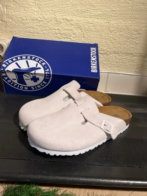 Birkenstock Boston ljusbeige tofflor - Vita Birkenstock boston, helt nya med box, priset kan diskuteras 