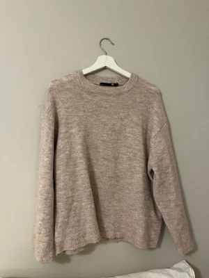 Beige stickad tröja-Lager 157 - Mysig beige stickad tröja från lager 157. Storlek S. Aldrig använd. Säljer då den aldrig kommer till användning.