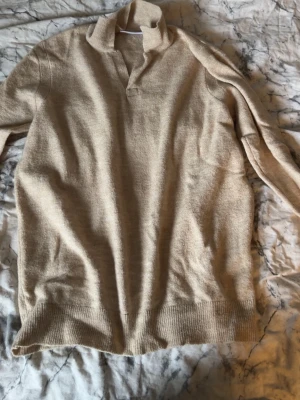 Stickad tröja - Beige skön tröja. Likt Kashmir material