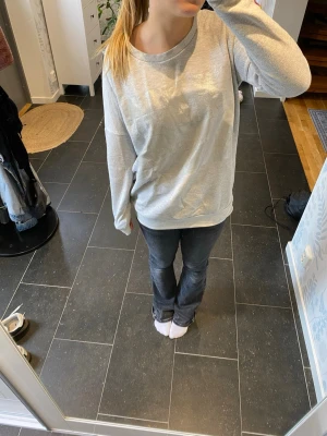 Ljusgrå oversized sweatshirt - En enkel och stilren ljusgrå sweatshirt med avslappnad passform och rund hals. Tröjan har långa ärmar och mjukt material som känns skönt mot huden. Perfekt för en chill och casual look. Jag har använt den för att sova i vilket är en stor rekommendation, men kan självklart användas till vardags också!