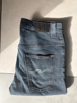 Nudie Jeans  - Här säljer jag Nudie Jeans som är storleken 34/32! De är i riktigt bra skick 😊  Och de är 100% Authentic såklart✅ Alltid frakt inom 24h✅ Modellen är thin Finn. Det är också Slim fit👍 Vid en snabb affär kan priset även sänkas Skriv vid minsta fundering 🤩