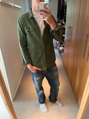 Overshirt  - Tjena, säljer denna riktigt feta overshirten/skjortan från Zara man. Skicket är väldigt bra, skulle säga 8/10 nån lite fläck. Stoleken sitter som m/s, killen på bilden är 183 cm. Släng iväg ett dm för frågor! 🙌📩