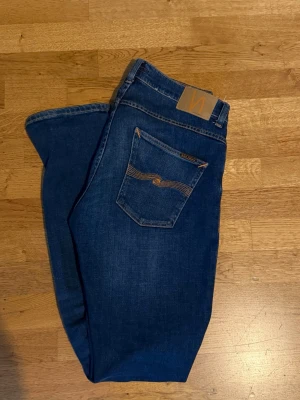 Nudie Grim Tim - Nudie jeans i modellen Grim Tim. Använda ett fåtal gånger! Nypris 1600kr Hör av dig vid frågor!