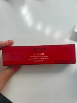 Shiseido Full Lash Mascara Waterproof - Shiseido Full Lash Multi-Dimension Mascara i en snygg röd förpackning. Denna mascara är vattenfast och ger fransarna volym och definition. Innehåller 8 ml och är perfekt för dig som vill ha en intensiv look med hållbar effekt. Obruten förpackning!