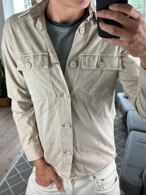 Overshirt Beige/Cremevit - Väldigt snygg perfekt i alla tillfällen! Mått: A:50 B:45 C:50 D:62 (cm) Skriv vid fundering! 😇🙌