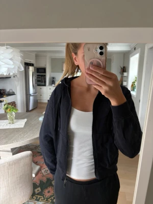 Marinblå zip hoodie  - Marinblå zip hoodie med dragkedja.