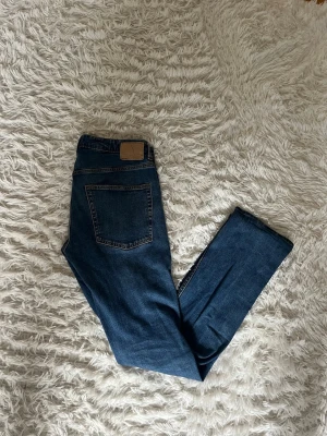 Lager157 slimmy jeans - Ett par slimmy (slim fit) jeans ifrån Lager157. Otroligt fint skick. Det är i storleken 33/34.