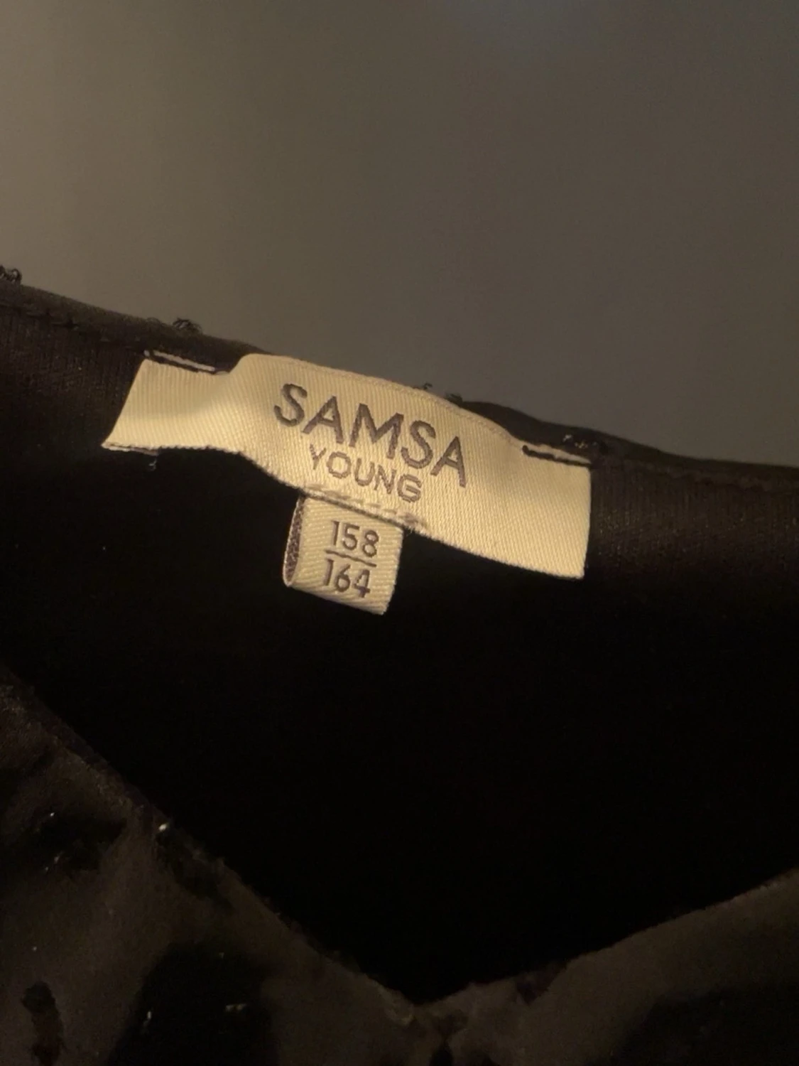 Svart blus med volang från SAMSA Young - 1