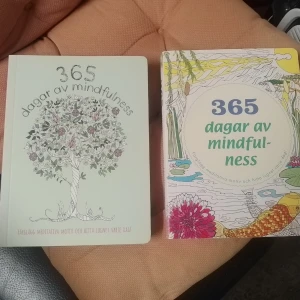 365 dagar av mindfulness - två böcker för 20 kr - Två böcker med titeln '365 dagar av mindfulness', fyllda med dagliga meditationstexter och kreativa motiv att färglägga. Omslagen är dekorerade med naturinspirerade illustrationer i mjuka pastellfärger och grönt. Perfekt för dig som vill hitta lugn och inspiration varje dag.