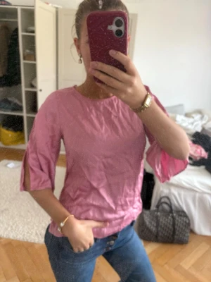 Rosa topp med trekvartsärm och slits - Söt rosa topp i bomull med trekvartsärmar och slitsdetaljer på ärmarna. Använd två gånger 