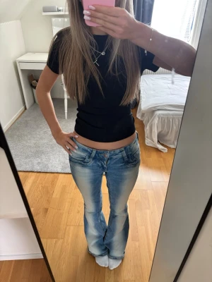 Lågmidjade Kvarg jeans  - Supersnygga unika jeans från Gina 14+ i storlek XS. Dem är bra skick förutom att dem har hål längst ner på byxbenen (se bild) men det är inget man tänker på.