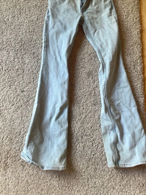 Ljusblå bootcut jeans WEEKDAY - Säljer ett par ljusblå bootcut jeans från WEEKDAY. Tvättar och stryker dem innan jag postar!!❣️