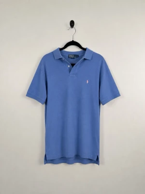 Vintage Polo Ralph Lauren Piké M Ljusblå Oversized Relaxed Fit 100% Bomull Herr - • Storlek: M • Färg: Ljusblå • Passform: Relaxed Fit  • Krage: Klassisk ribbad pikékrage • Material: 100% bomull  Skick: Plagget är i väldigt fint skick med ett mindre hål vid kragen. Eventuella anmärkningar anges alltid tydligt i beskrivningen och visas på bilderna.  Nypris: Cirka 1 500 kr.  📦 Skickas snabbt och packas omsorgsfullt. 💬 Hör gärna av dig om du har frågor eller vill se fler bilder. 🤝 Samfrakt erbjuds vid köp av flera plagg – kika gärna in mina andra annonser!