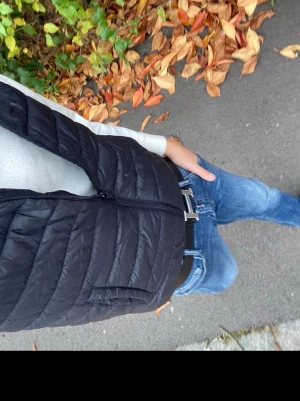 Blå slim fit reply jeans  - Hej sSäljer ett par blå slim fit jeans som e reply man ser att jag har på mig dom och d e storlek 152cm svarta detaljer vid fickorna och bälte. Jeansen har klassisk femficksdesign och en snygg tvättad look som passar till det mesta. Perfekta för dig som gillar en enkel men stilren stil.