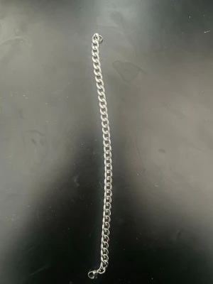 Kedjearmband äkta silver rostfri - Stilrent kedjearmband i silverfärg med klassisk platt länkkedja. Armbandet har en enkel och tidlös design som passar till många olika stilar. Tillverkat i metall med blank finish och smidig låsning.