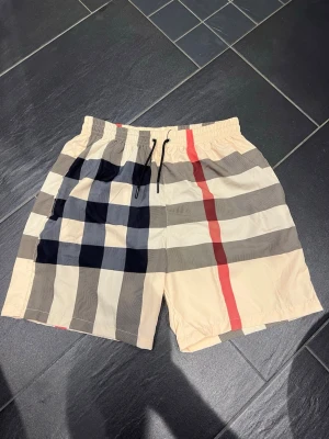Rutiga badshorts - Rutiga bad shorts står storlek XXL på lappen men sitter mer som M-L.